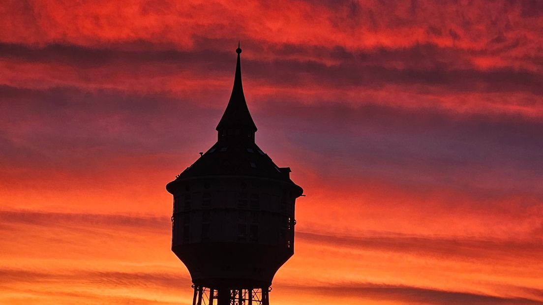 Het silhouet van de watertoren in Goes