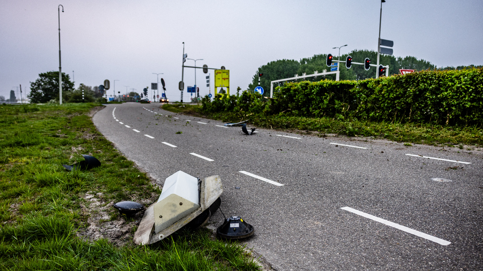 Op de weg liggen allerlei brokstukken.