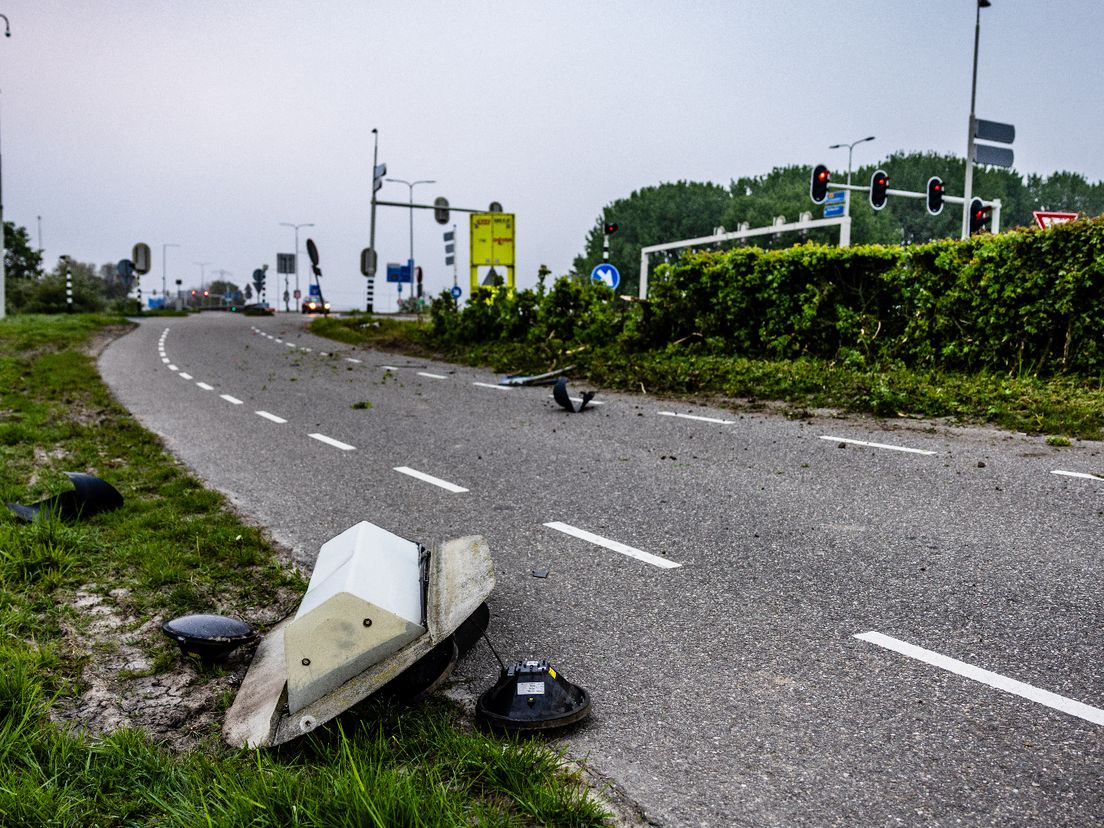 Op de weg liggen allerlei brokstukken.