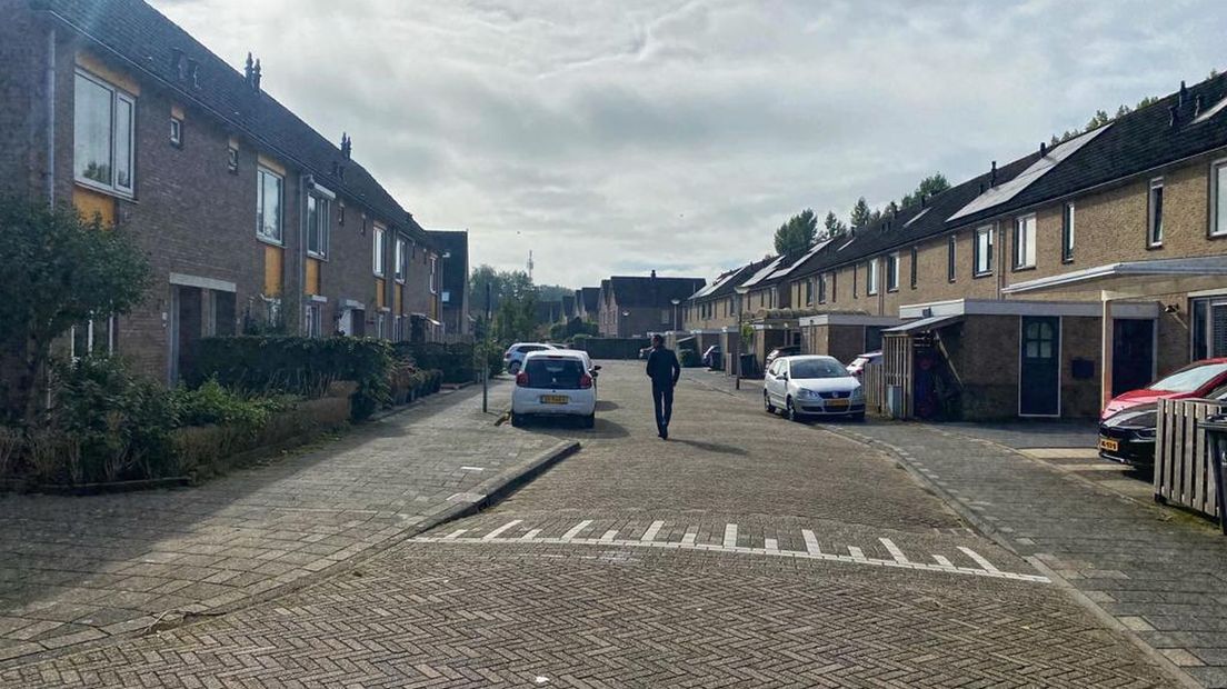 De straat waar in korte tijd twee huizen werden beschoten.