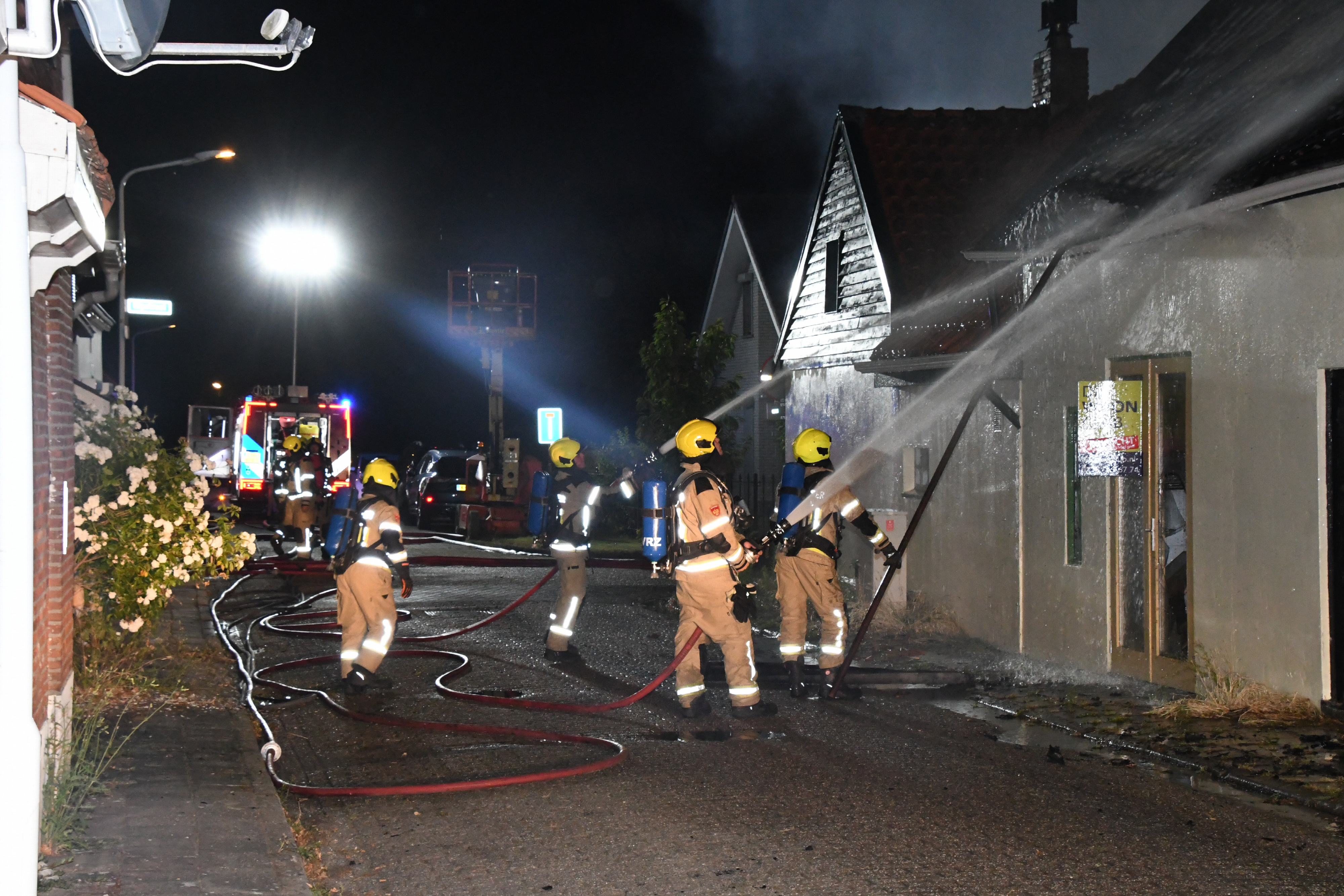 Brand verwoest bedrijfsruimte en aangrenzende woning in Ossenisse