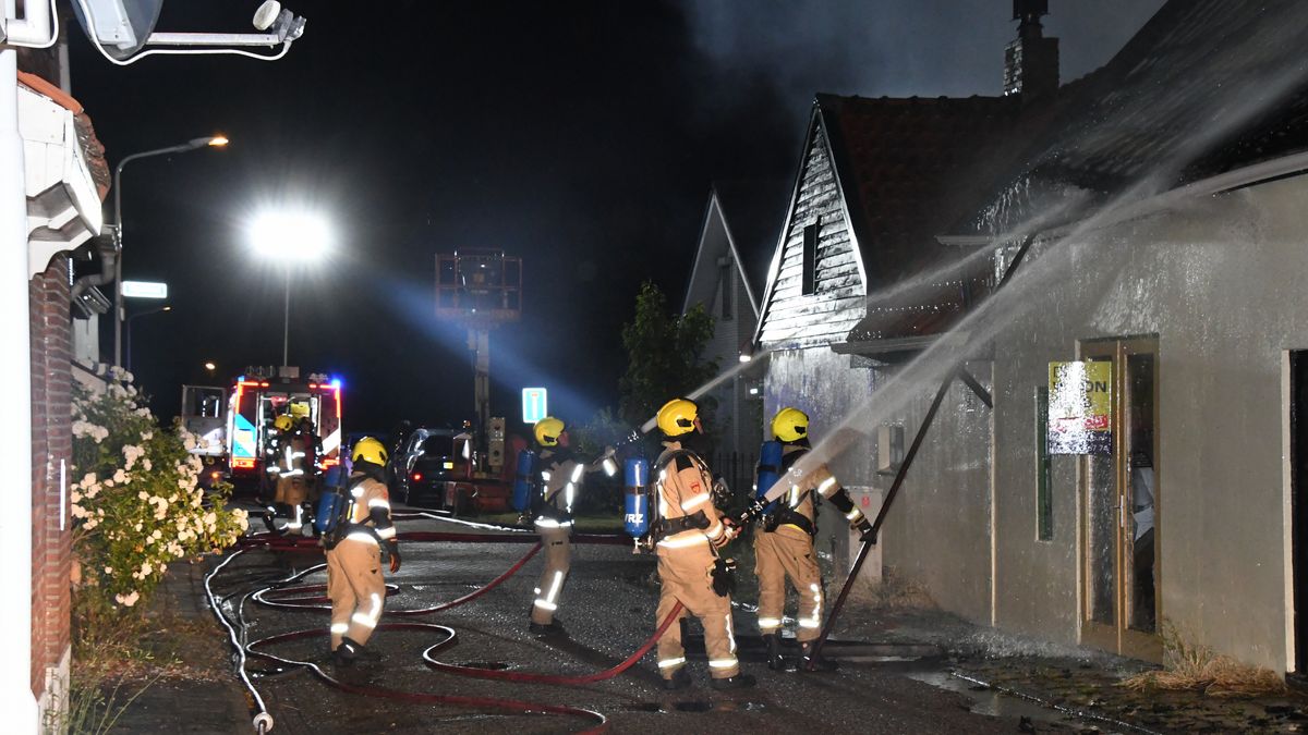 Brand in bedrijfsruimte en aangrenzende woning in Ossenisse