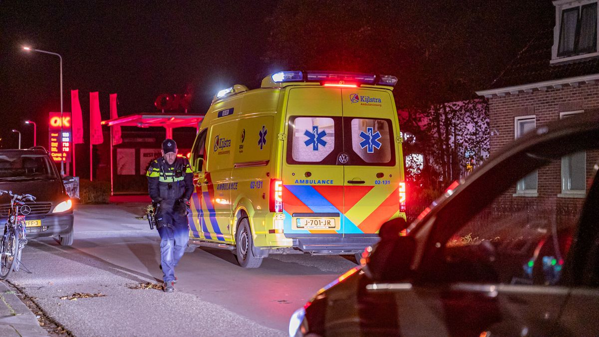 Fietser in De Westereen valt en moet naar het ziekenhuis