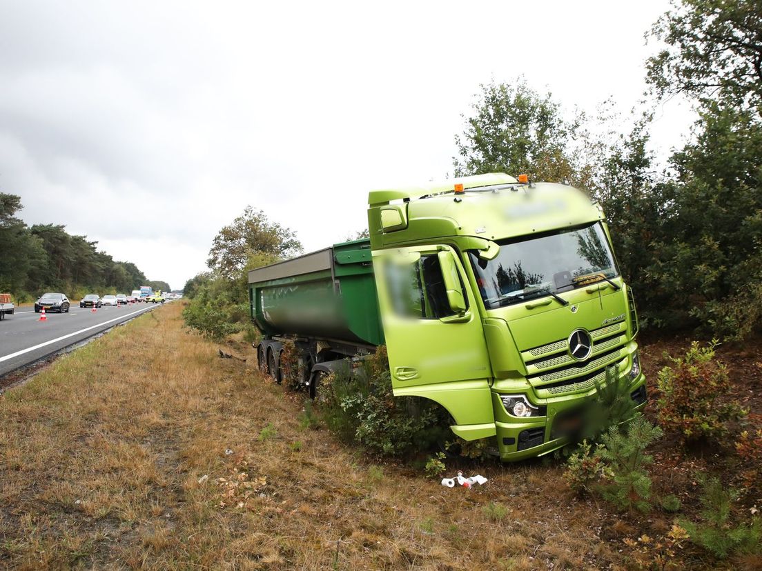 De vrachtwagen wordt na de avondspits uit de berm gehaald.