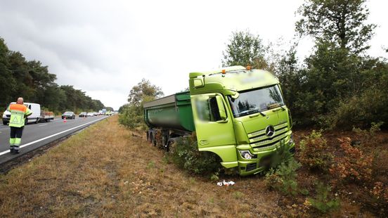 Vrachtwagen belandt in berm op de A1