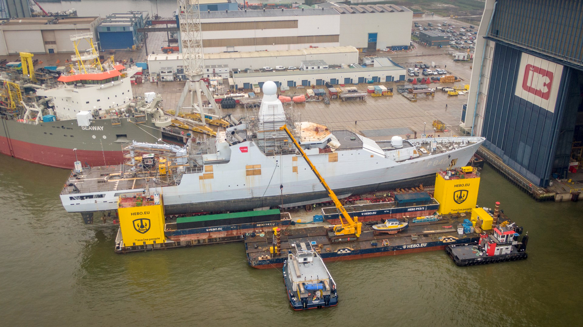 Het schip van de marine ligt bij IHC in Krimpen aan den IJssel te wachten tot het naar binnen kan