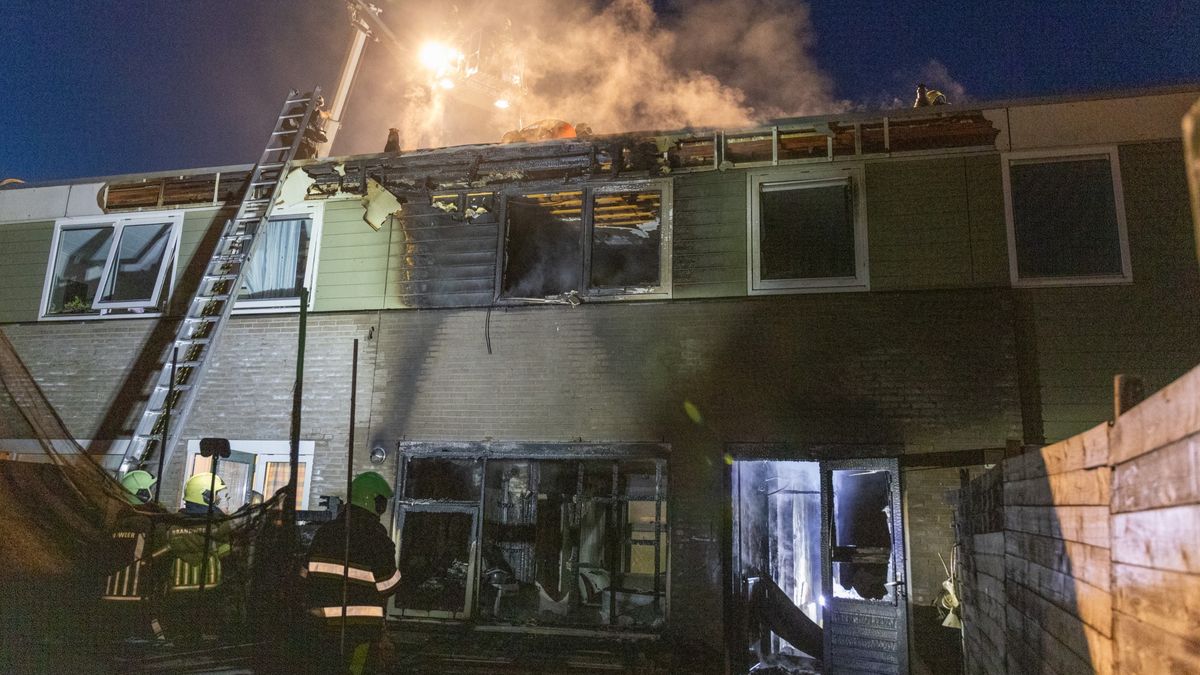 112-nieuws 5 oktober: Rijtjeshuis in Oudeschoot nagenoeg afgebrand, bewoners op tijd naar buiten
