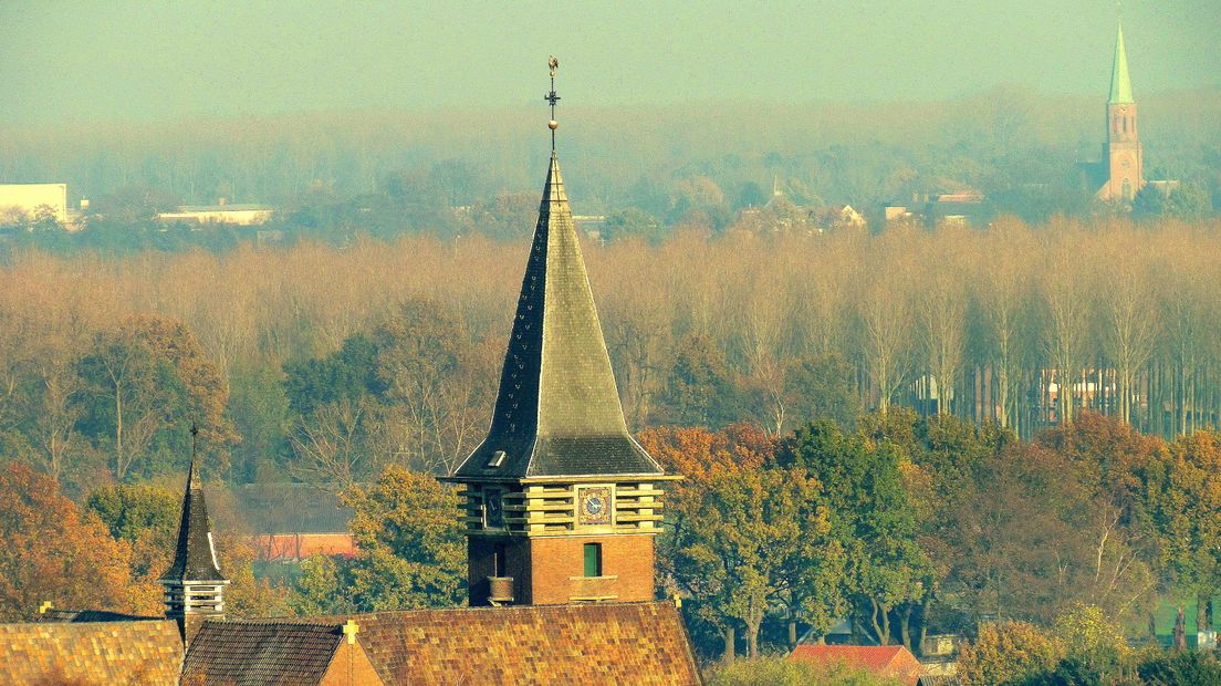 De kerktoren van Heikant, gezien vanuit een luchtballon.