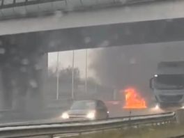 Op de A15 vloog het bestelbusje in brand.