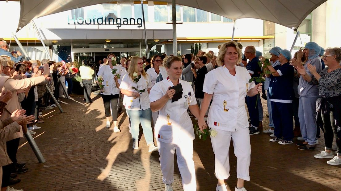 Medewerkers van de verloskunde in het Refaja ziekenhuis krijgen applaus na hun laatste werkdag in Stadskanaal
(Rechten: Steven Stegen / RTV Drenthe)