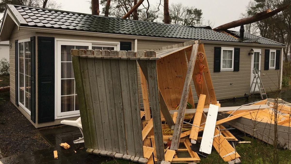 Schade door windhoos op vakantiepark in IJhorst