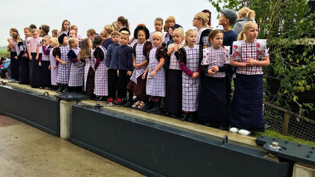 Kinderen Eemdijk in klederdracht.