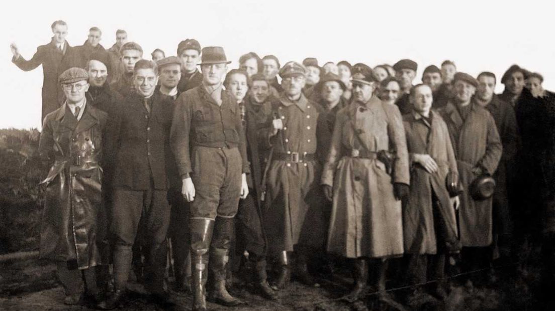 Een groepsfoto van de strafkolonie van Yde, samen met Duitse militairen, gemaakt in december '44 (Rechten: archief Erik Dijkstra)