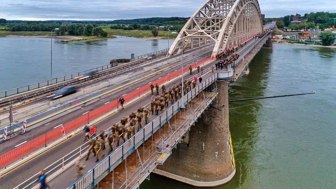 De wandelaars zijn vandaag in alle vroegte begonnen aan de 103e editie van de Vierdaagse van Nijmegen. Het is de eerste dag van de Vierdaagse, oftewel de Dag van Elst. Lees er alles over in ons liveblog en kijk naar onze livestream!