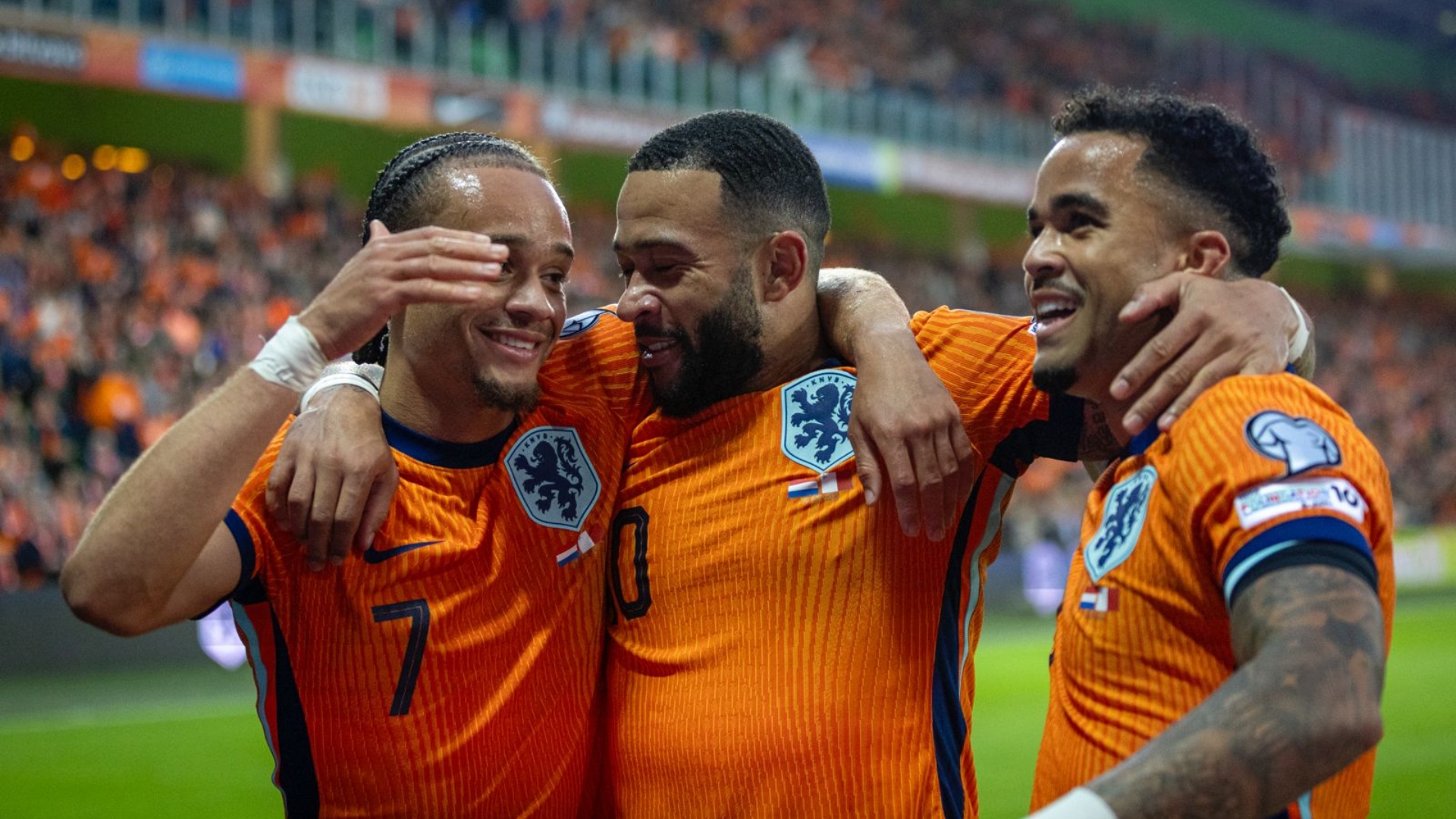 Simons, Memphis en Kluivert vieren een goal