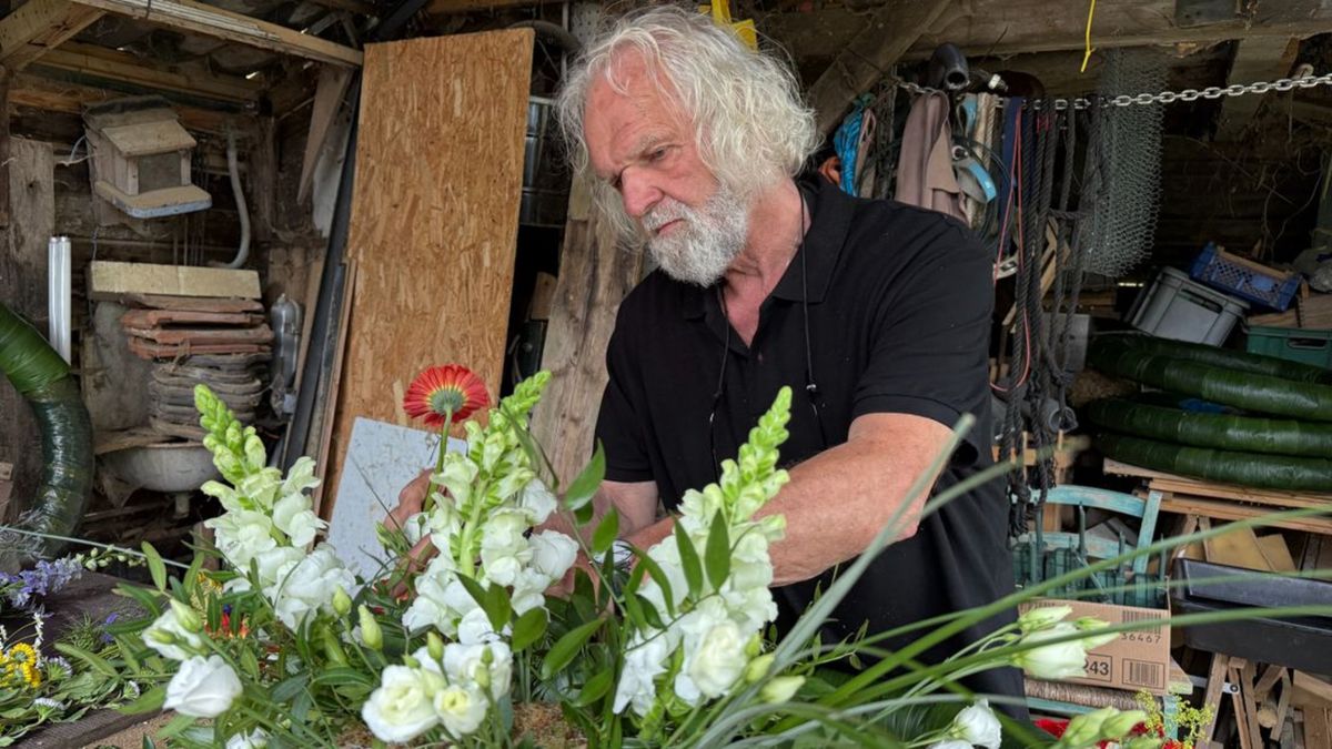 Al 50 jaar de laatste eer: zelfs na pensioen blijft Peter (77) herdenkingskransen maken