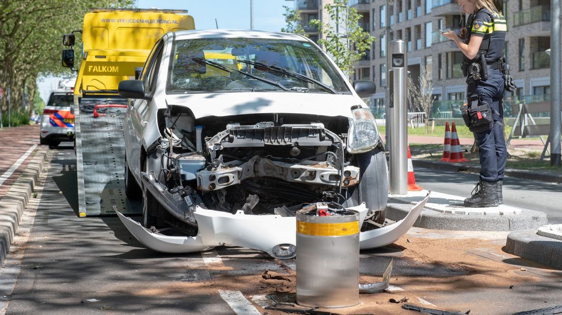 Een auto botst op een poller op de Escamplaan in Den Haag