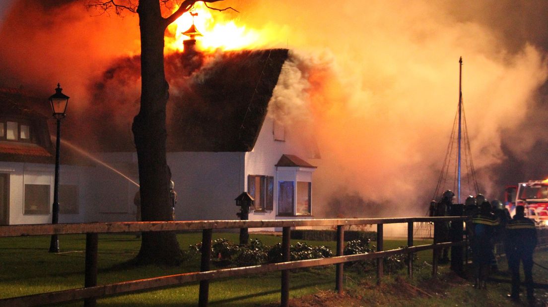 Bij de brand komt  veel rook vrij