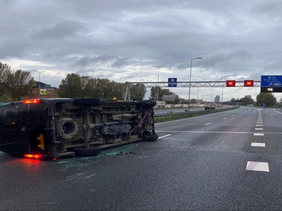 Op de A16 ging een bestelbus op zijn kant.