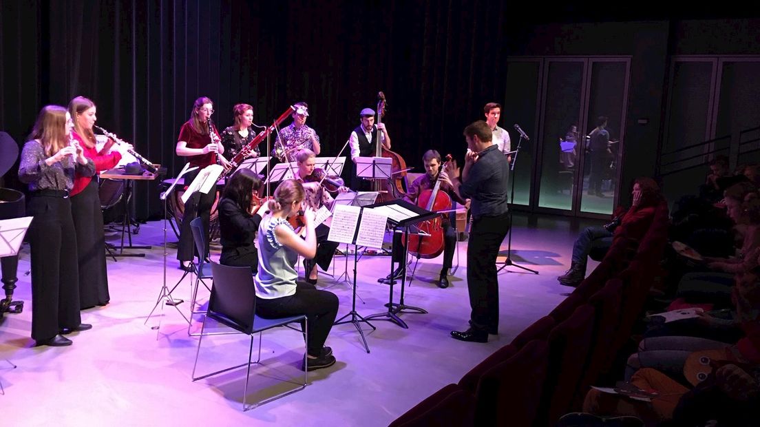 Jonge muzikanten spelen twee sprookjes voor basisschoolkinderen in Diepenheim