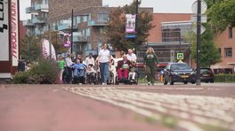 Stoet op rolletjes dwars door Assen: een verhuizing met de nodige tranen