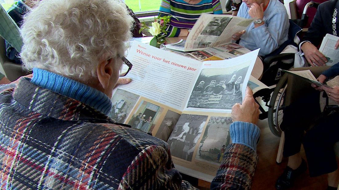 Mevrouw Rootlieb leest de krant met oud nieuws graag