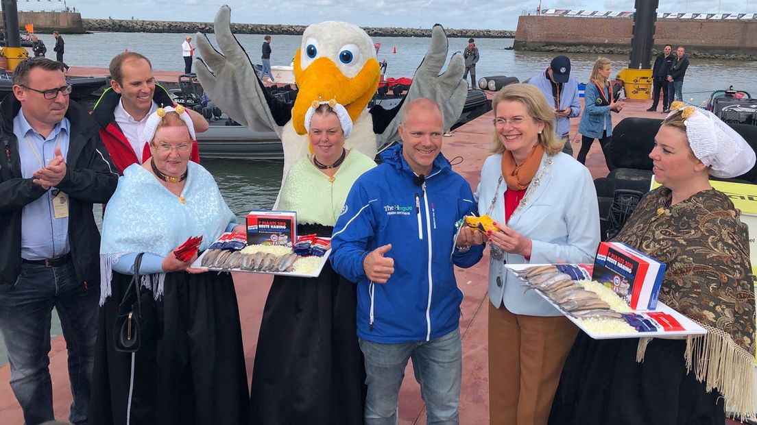 Burgemeester van Den Haag Pauline Krikke en Volvo Ocean Race-ambassadeur Gerd-Jan Poortman openen de Volvo Ocean Race in Den Haag