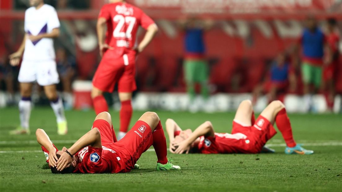 Balende spelers van Twente na de uitschakeling