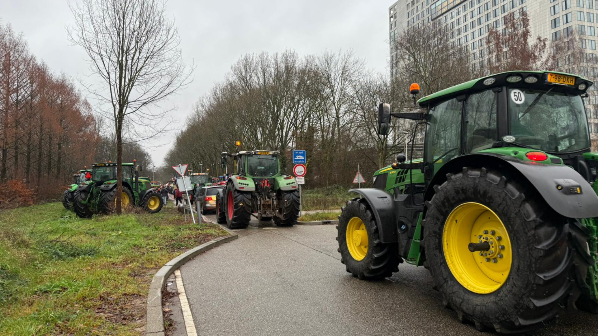 Actievoerders staan met tractoren bij het provinciehuis
