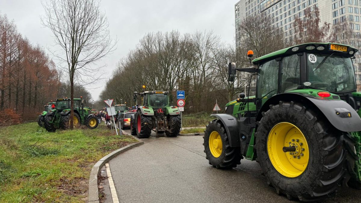 Ruim honderd boeren met tientallen tractoren protesteren bij Utrechts provinciehuis