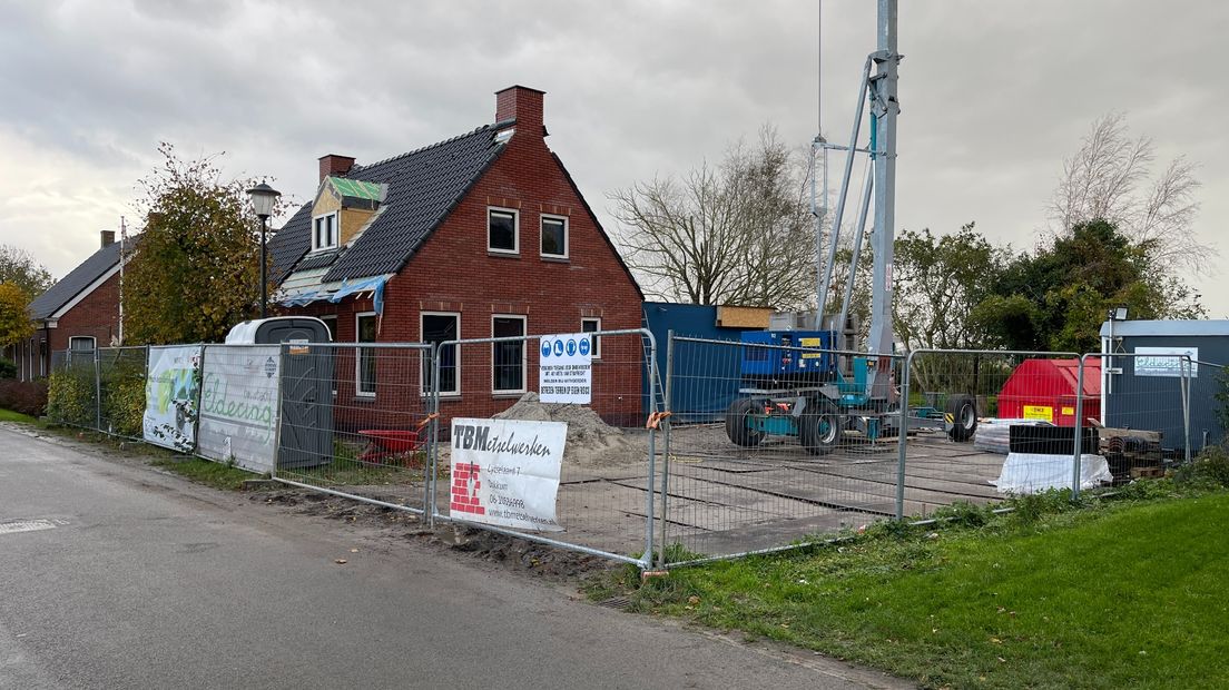 Eén van de weinige huizen waaraan gewerkt wordt in Leermens