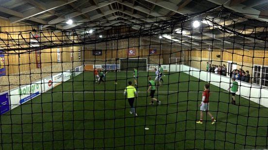 Voetbalclubs wijken door sneeuw massaal uit naar voormalige stal