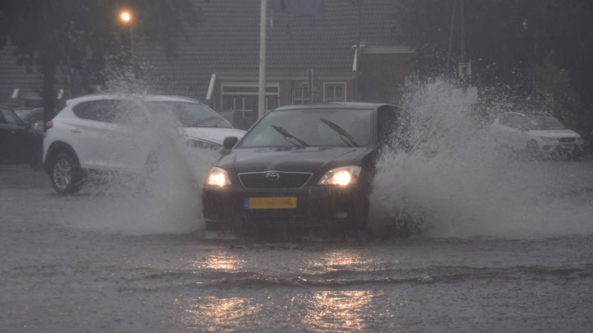 Straten vol water na regenval in Siddeburen