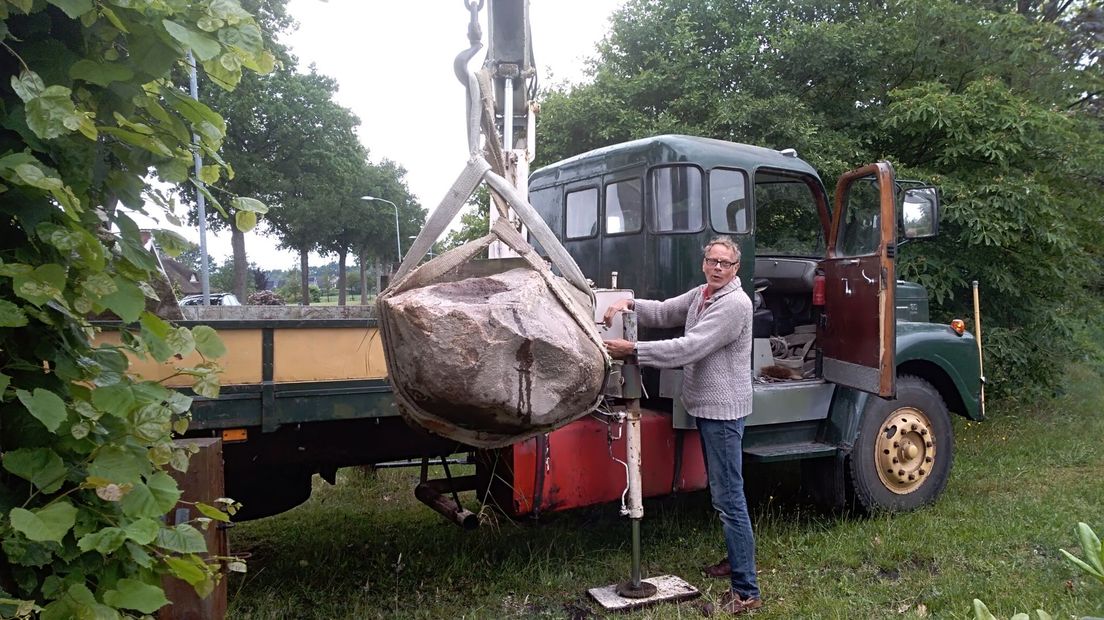 De gedenksteen wordt naar de steenhouwer gebracht (Rechten: RTV Drenthe)