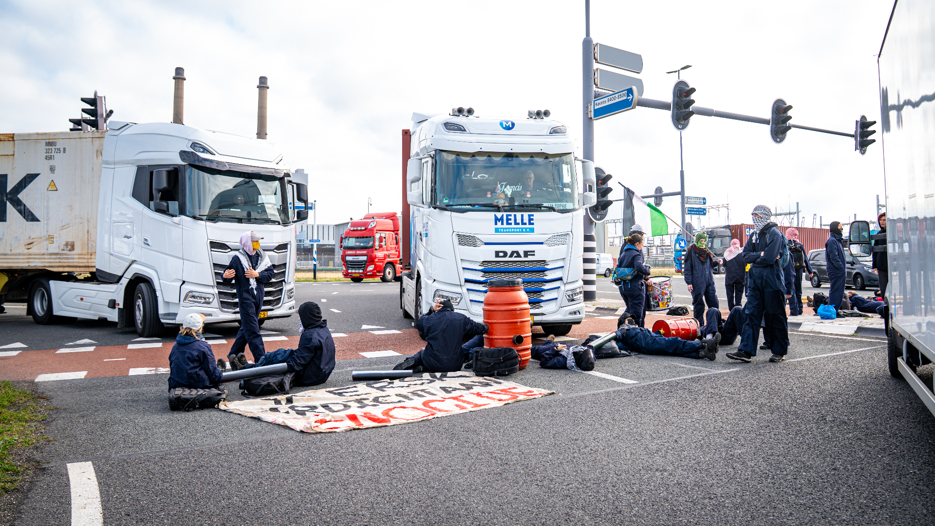 De activisten hebben zich aan elkaar vastgeketend en blokkeren verschillende wegen.