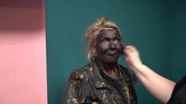 Renate en Sabina veranderen in een levend standbeeld