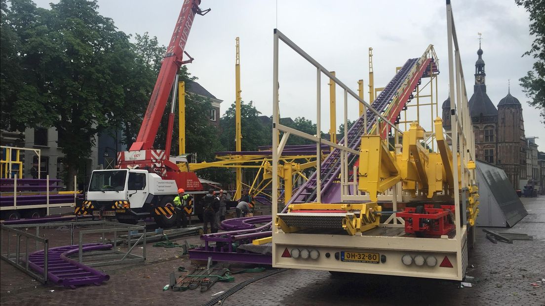 De ontmanteling van de achtbaan op de Deventer Brink in volle gang