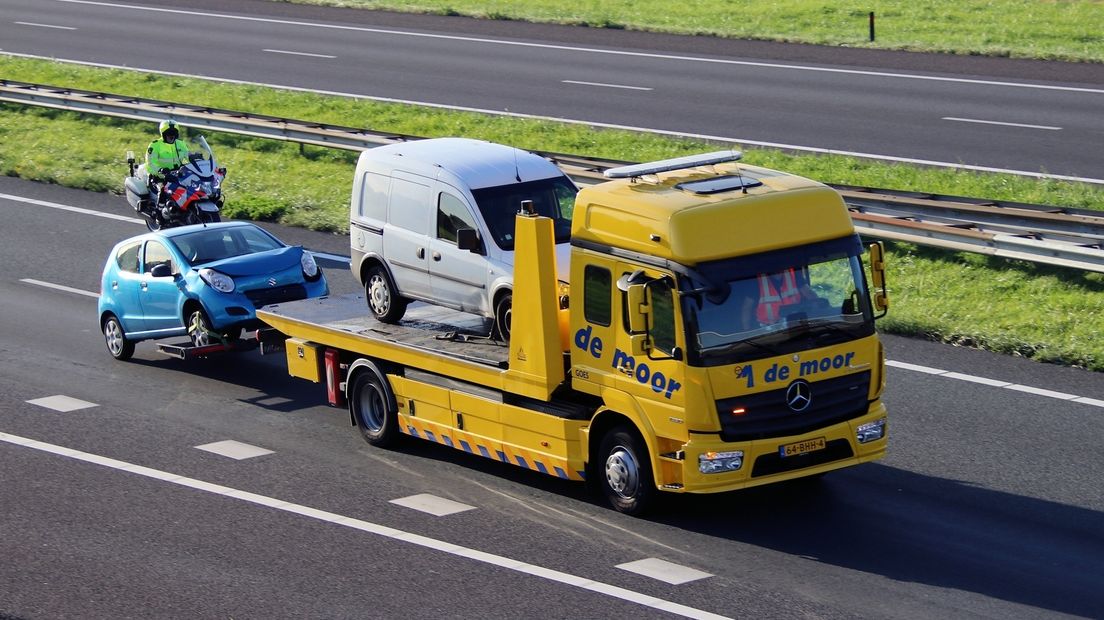 De auto botste van achteren op de bestelwagen, beide voertuigen raakte beschadigd