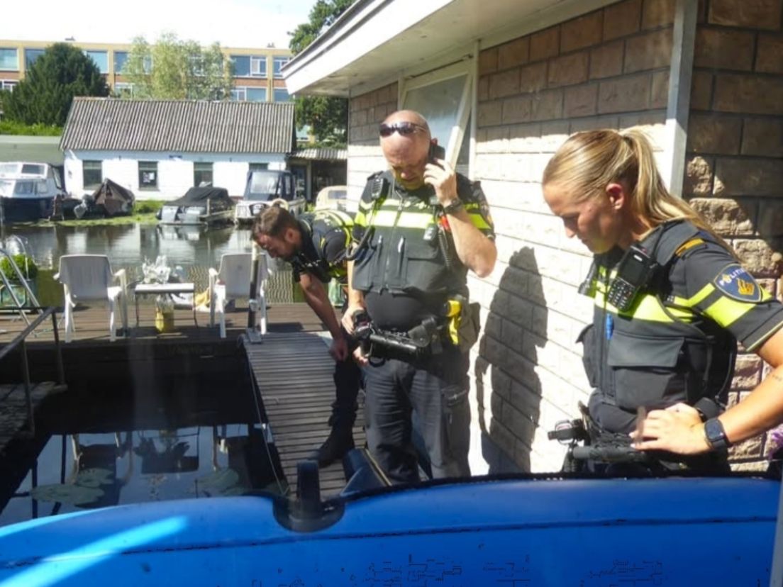 De hulpdiensten zoeken in en om het water naar sporen.