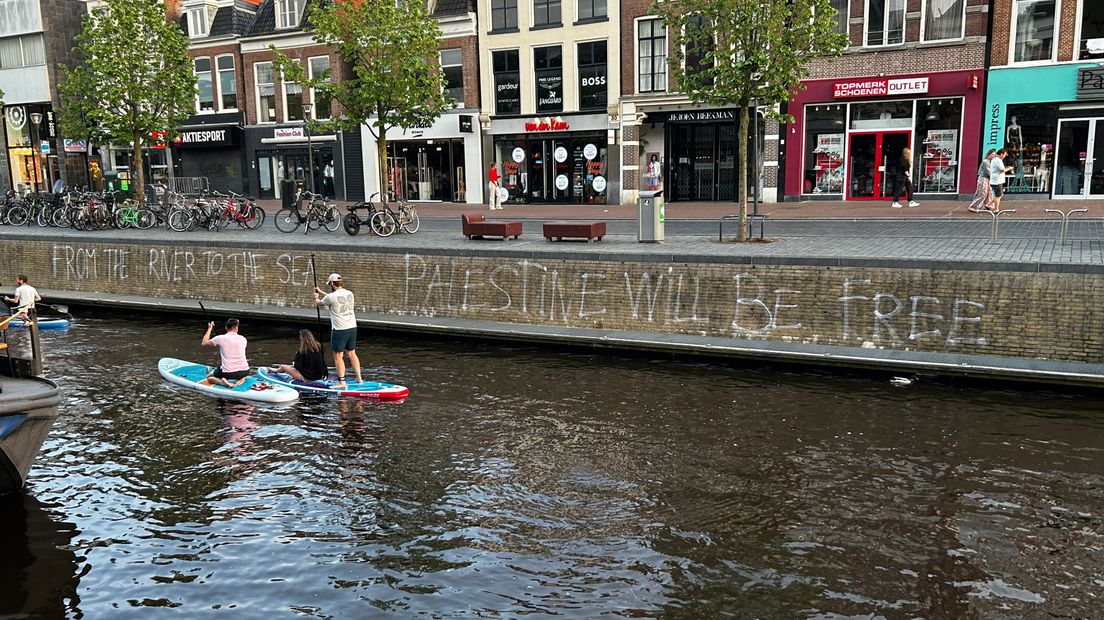 'From the river to the sea, Palestine will be free' op de grachtswal
