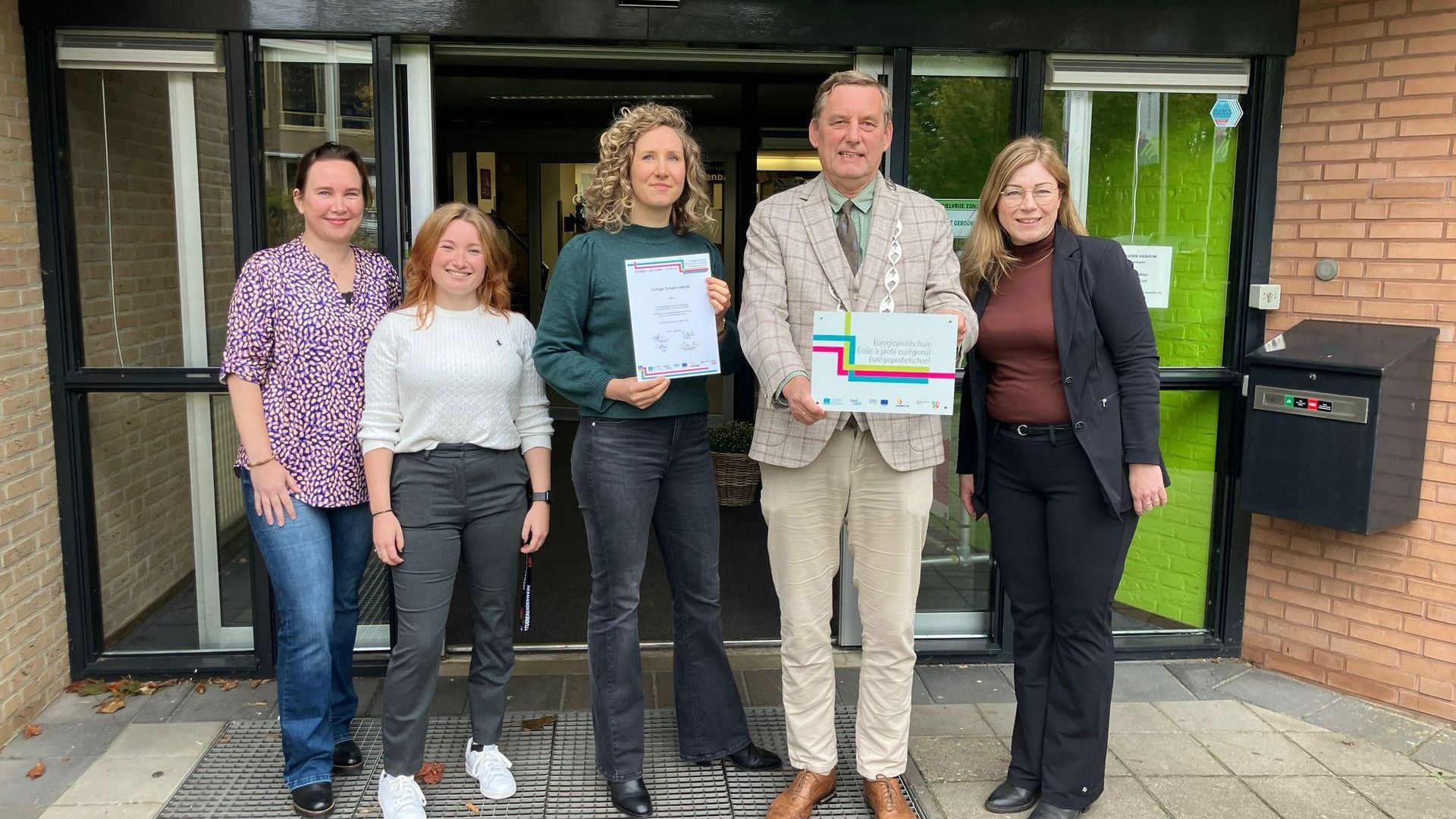 Burgemeester Stapelkamp onthult bord ‘Euregioprofilschule’ bij Schaersvoorde.