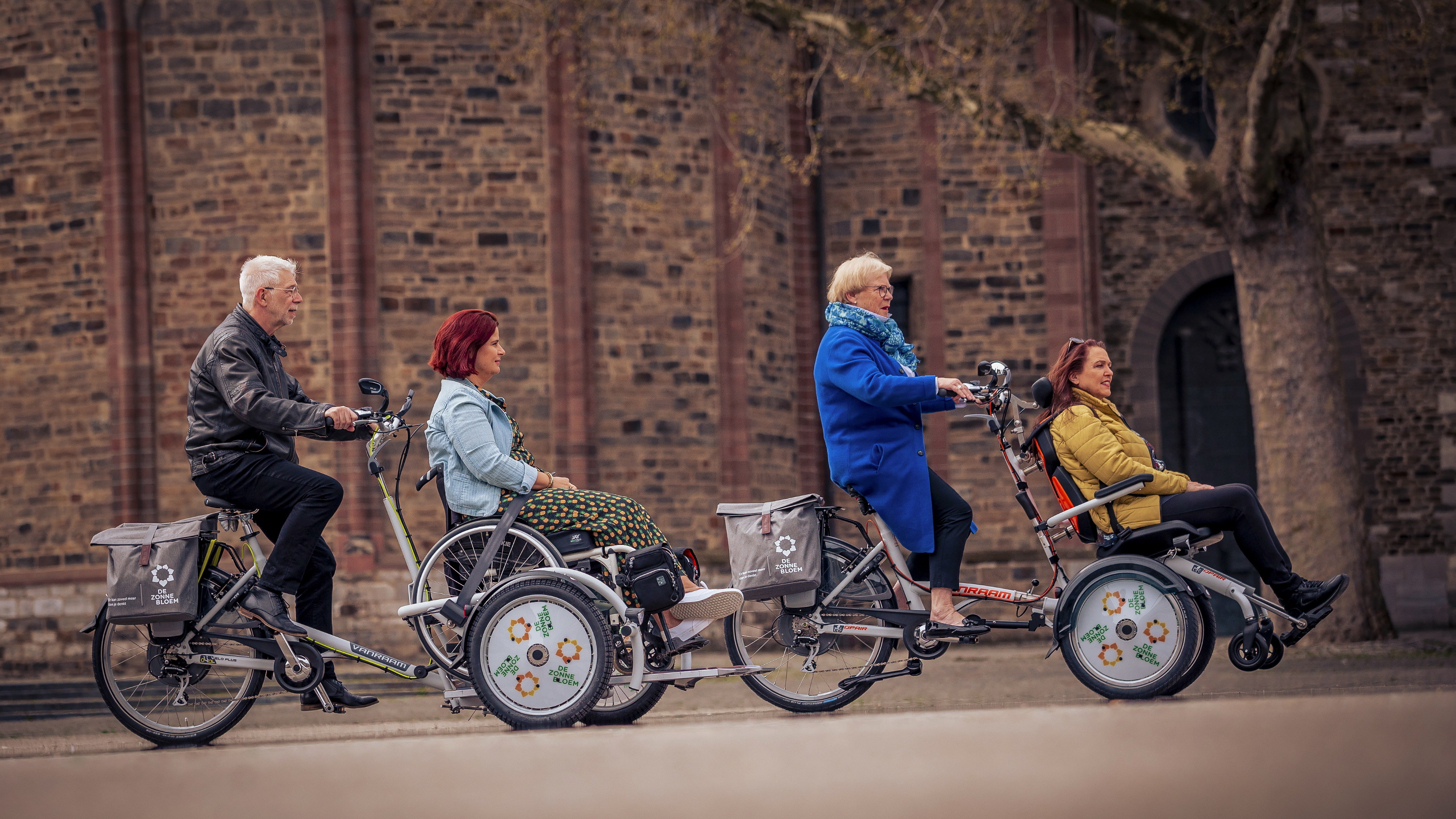 De Zonnebloem verzorgt uitstapjes, bijvoorbeeld met zo'n rolstoelfiets