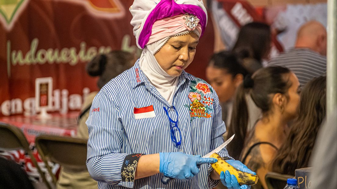 Bereiding van gebakken banaan op de Tong Tong Fair