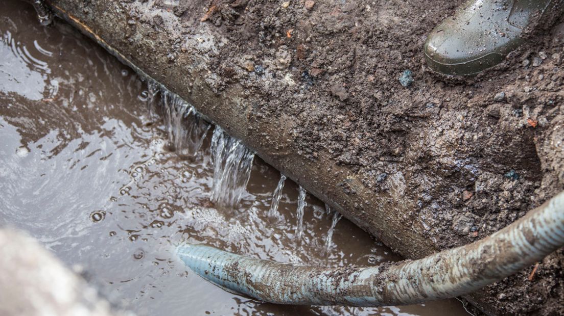 De waterleiding is op drie plekken gesprongen.