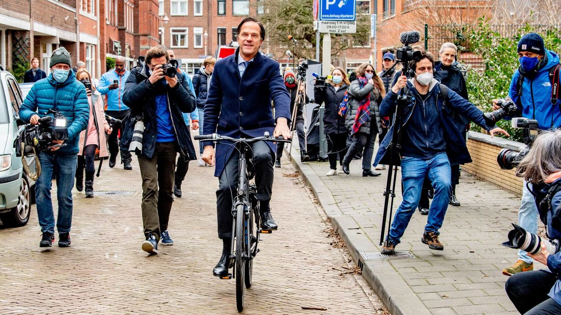 Mark Rutte onderweg naar Schoolvereniging Wolters om daar zijn stem uit te brengen.