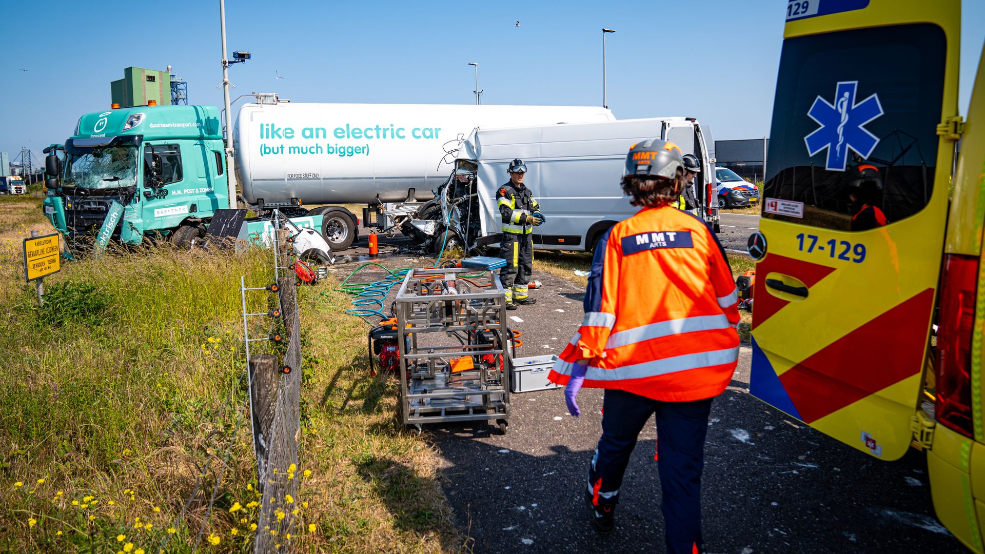 Ravage Na Ernstige Botsing Tussen Vrachtwagen En Bestelbus - Rijnmond