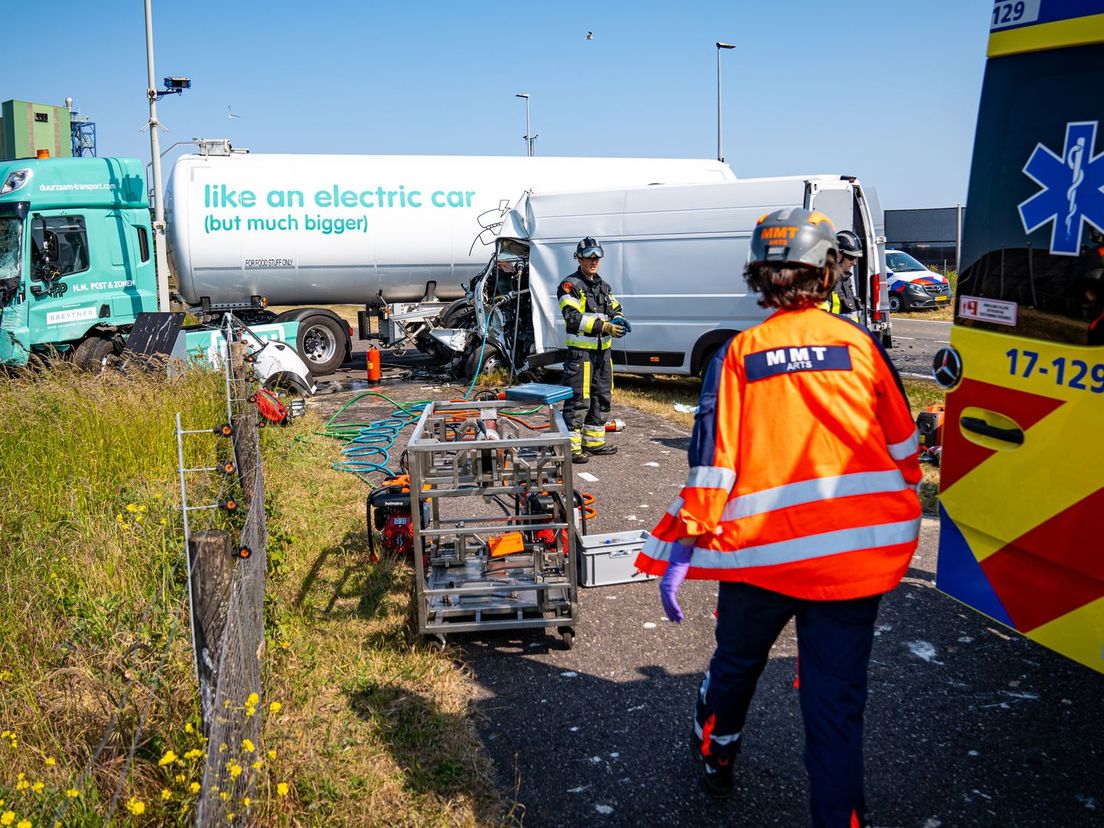 De schade aan beide voertuigen is enorm