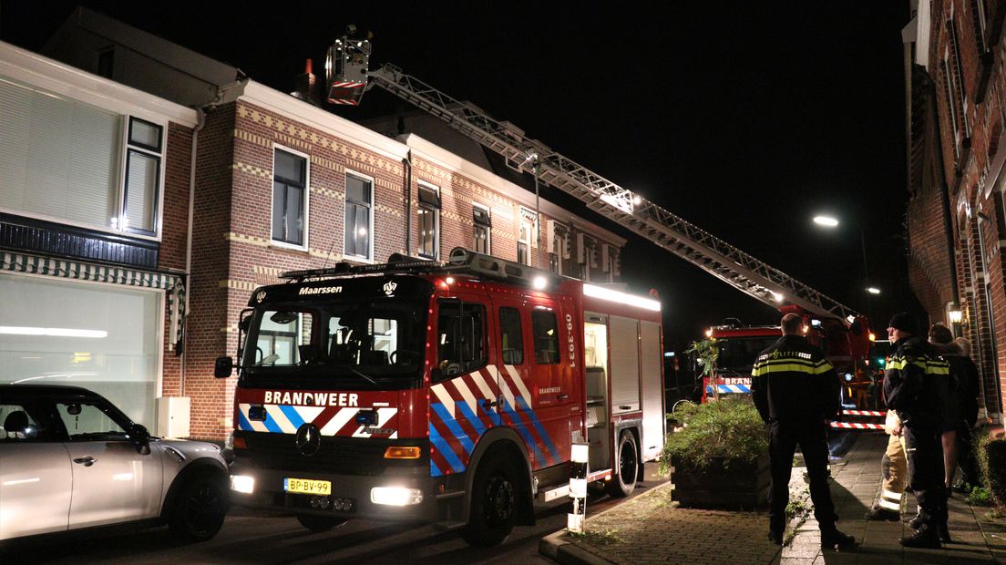 De brandweer met een hoogwerker in actie.