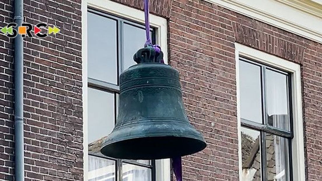 Hemony klok teruggehangen in de Barbarakerk