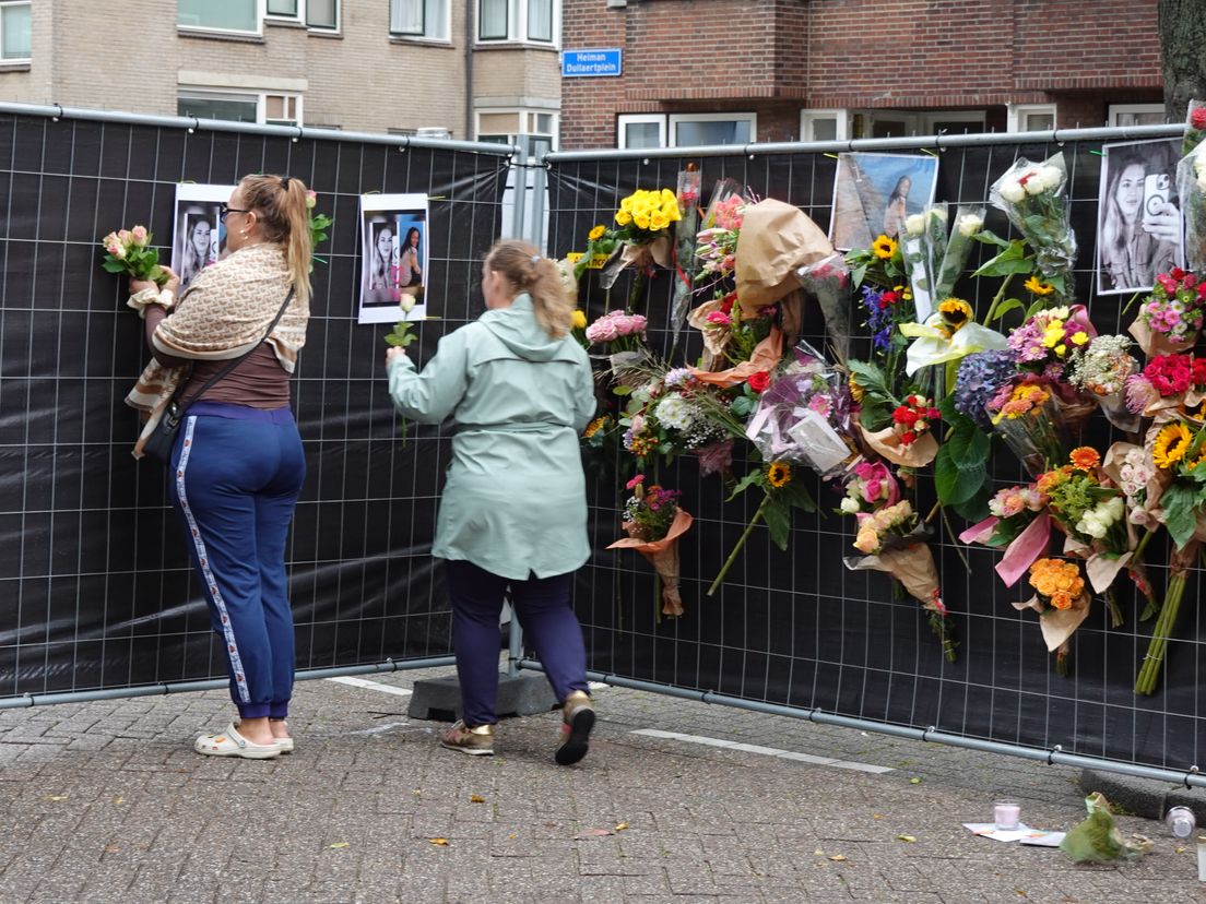 Het hek voor het huis aan het Heiman Dullaertplein hangt vol met bloemen en foto's